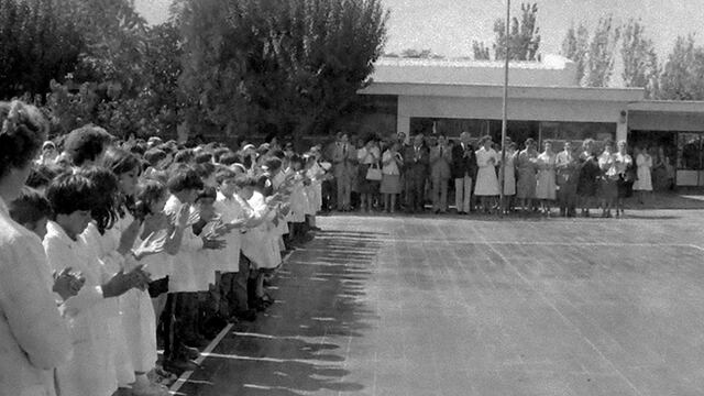 Foto del Archivo General de Mendoza.
02 de Abril 1982. Acto en la escuela 
Foto: Orlando Pelichotti / Los Andes