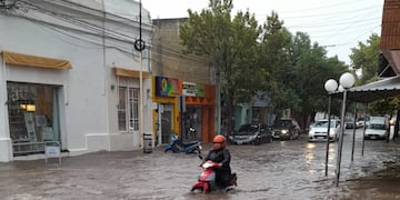 Las calles de la localidad se vieron anegadas y provocaron problemas en el tránsito.