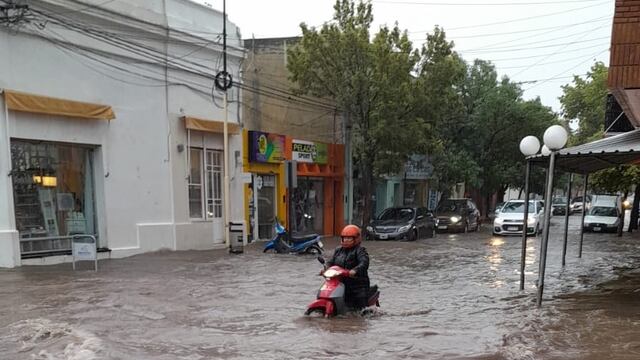 Las calles de la localidad se vieron anegadas y provocaron problemas en el tránsito.