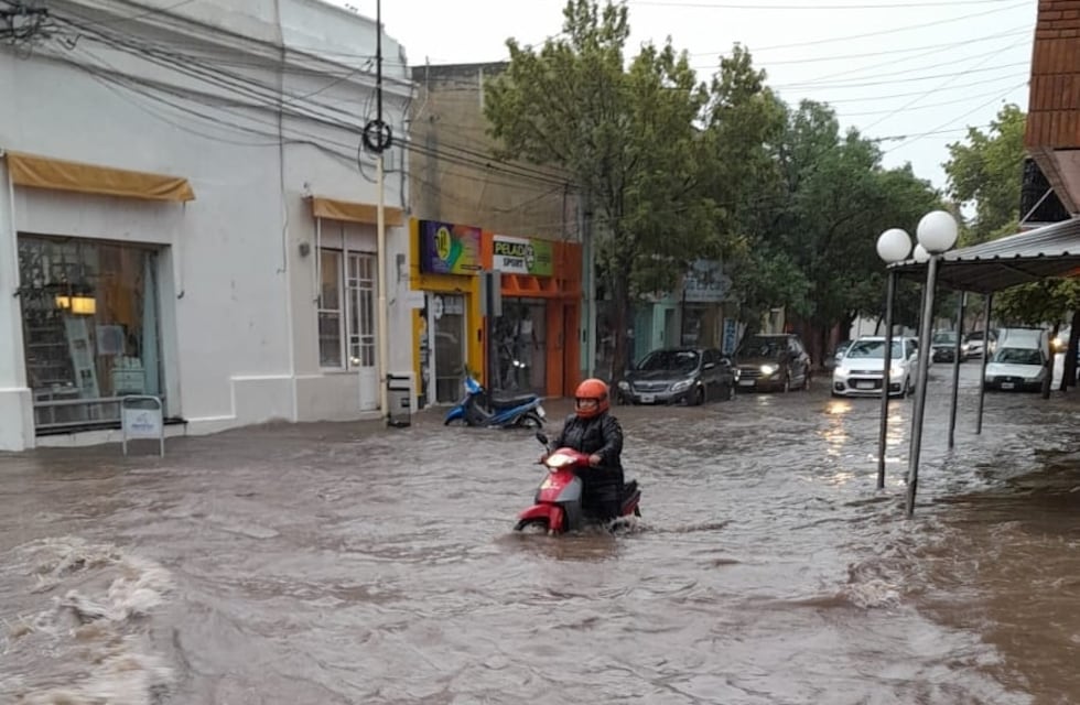 Impactante: el centro de Villa Dolores quedó bajo el agua tras las intensas precipitaciones