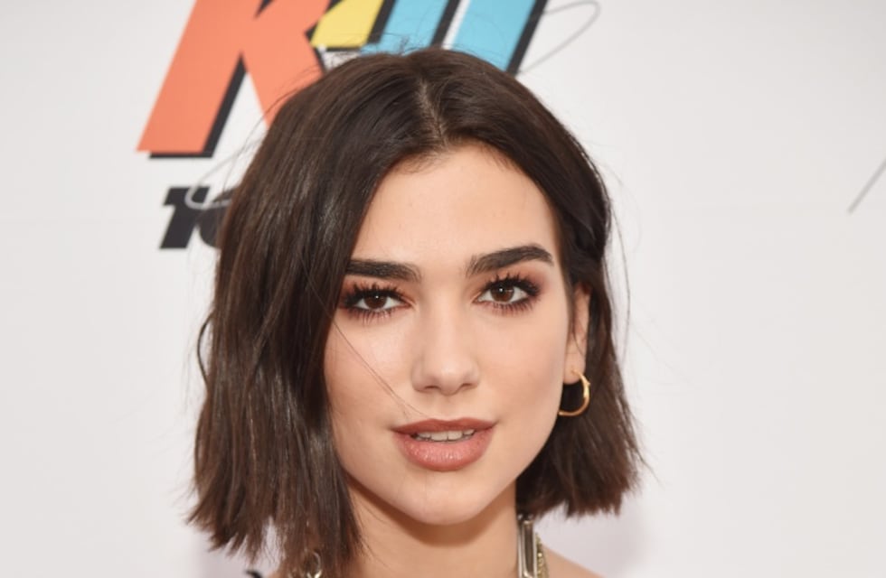 Dua Lipa se llevó miles de corazones rojos con su extravagante outfit: mucho violeta, transparencias y flecos