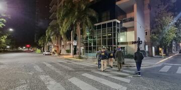 La Agencia de Investigación Criminal (AIC) inició el operativo en Corrientes y Jujuy antes del amanecer.