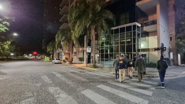 La Agencia de Investigación Criminal (AIC) inició el operativo en Corrientes y Jujuy antes del amanecer.