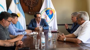 El presidente del Concejo Deliberante de San Salvador de Jujuy, Lisandro Aguiar (al centro), encabezó la reunión solicitada por la CGT Jujuy y la UTA.
