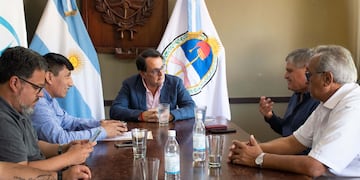 El presidente del Concejo Deliberante de San Salvador de Jujuy, Lisandro Aguiar (al centro), encabezó la reunión solicitada por la CGT Jujuy y la UTA.