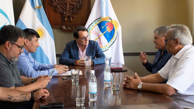 El presidente del Concejo Deliberante de San Salvador de Jujuy, Lisandro Aguiar (al centro), encabezó la reunión solicitada por la CGT Jujuy y la UTA.