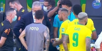 Lionel Messi se tuvo que poner una pechera porque había cambiado de camisetas, y Paulo Dybala se tentó.