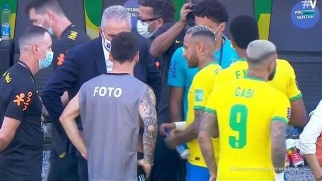 Lionel Messi se tuvo que poner una pechera porque había cambiado de camisetas, y Paulo Dybala se tentó.