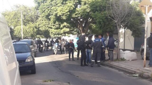 Disturbios entre dos grupos de sindicalistas frente a un colegio en La Plata