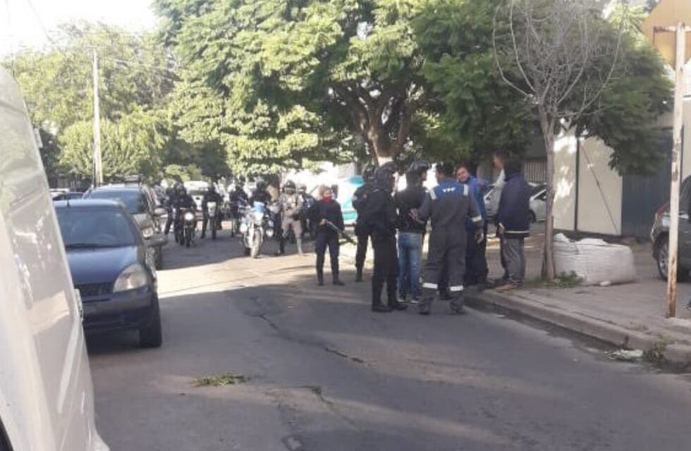 Disturbios entre dos grupos de sindicalistas frente a un colegio en La Plata