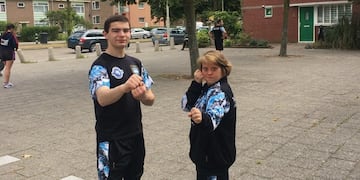 Lourdes Suriano junto a Hernán Farinatti, en Ámsterdam, lista para competir en el Mundial de Taekwondo.