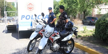 Entrega de motos y casilla a la policía de la ciudad
