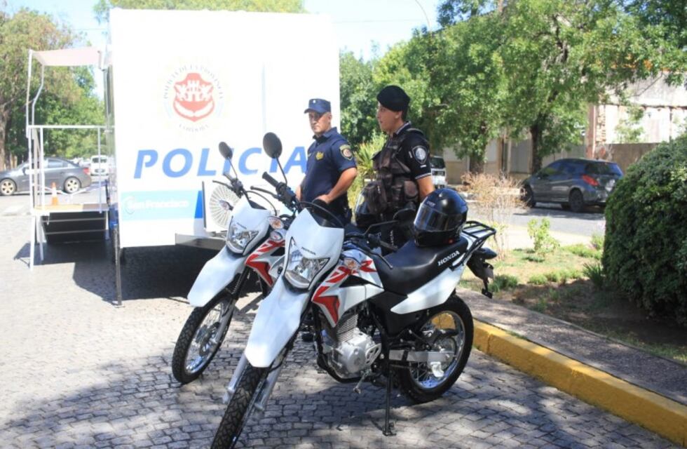Entrega de comisaría móvil y dos motos 0Km a la policía