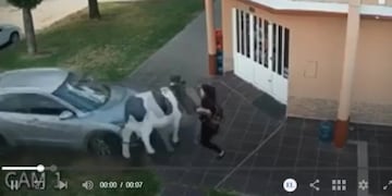 El conductor no logró frenar al subir a la vereda en la ochava. (El Litoral)