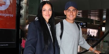 Oriana Sabatini y Paulo Dybala en el Aeropuerto Internacional de Ezeiza.