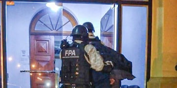 Detuvieron a dos personas por presunta venta de drogas en un bar clandestino.