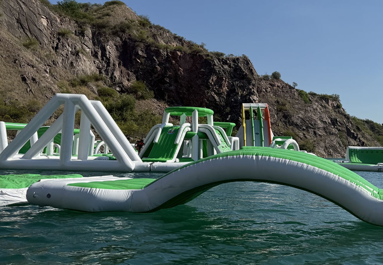 Cómo es el parque flotante que es furor en Córdoba.