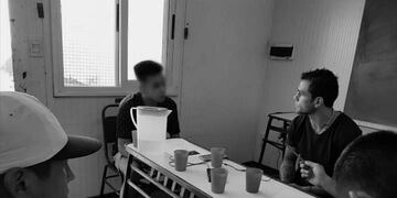 Jóvenes privados de la libertad realizándole una entrevista al boxeador Pablo Chacón.