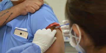 La campaña de vacunación con las dosis disponibles en Jujuy de Sputnik V y Sinopharm, tendrá continuidad en el HOSCAM y en el hospital "Carlos Snopek".