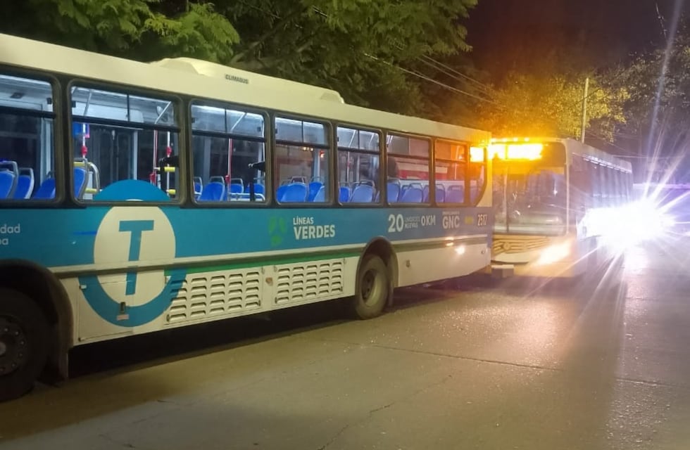 Colectivos de Coniferal y Tamse chocaron en Córdoba: hay personas heridas