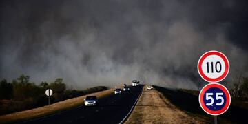 El fuego y el humo de los incendios en las islas del Delta del río Paraná se propagaron cerca de la Ruta Nacional 174, el camino del puente Rosario-Victoria.