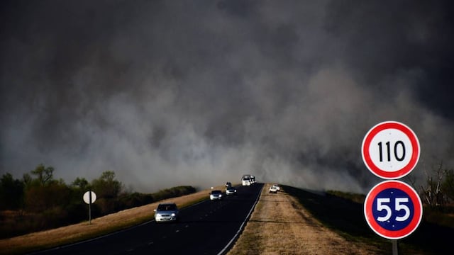 El fuego y el humo de los incendios en las islas del Delta del río Paraná se propagaron cerca de la Ruta Nacional 174, el camino del puente Rosario-Victoria.