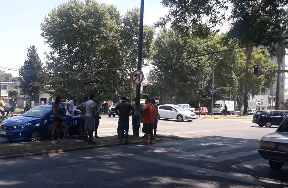 Albañiles rosarinos sometieron a un ladrón a un insólito castigo y el video se viralizó en Twitter