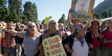 ATACARON A PIEDRAZOS LA CAMIONETA DEL PRESIDENTE EN CHUBUT