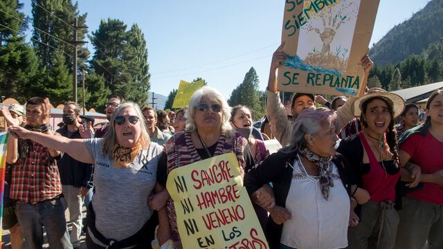 ATACARON A PIEDRAZOS LA CAMIONETA DEL PRESIDENTE EN CHUBUT