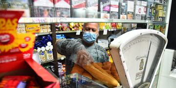 almacén consumo economía familiar
el comerciante atuende a sus clientes detrás de un vidrio protector para evitar contagios por covid-19
informe del Centro de almaceneros detalla cómo aumentaron los los alimentos en los últimos 10 años.
clientes
pedro castillo