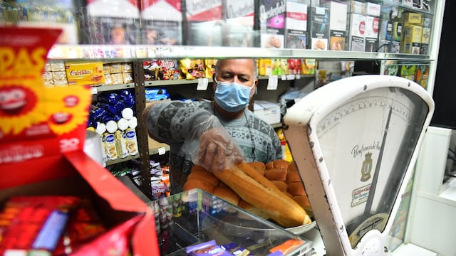 almacén consumo economía familiar
el comerciante atuende a sus clientes detrás de un vidrio protector para evitar contagios por covid-19
informe del Centro de almaceneros detalla cómo aumentaron los los alimentos en los últimos 10 años.
clientes
pedro castillo