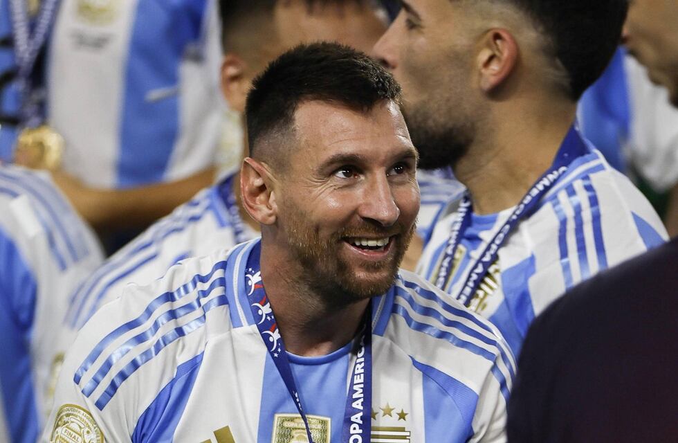 Bicampeón en pausa: Lionel Messi volvió al short de baño y usa bota ortopédica