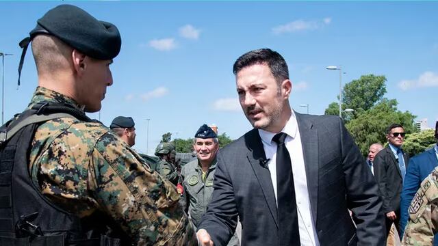 Luis Petri encabezó la llegada de FFAA a Rosario