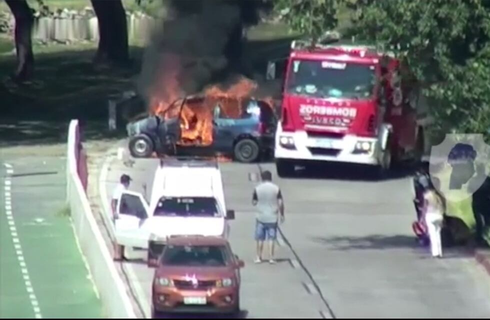 Impresionante video: chocó contra el guardarraíl y el auto se prendió fuego, en la Costanera