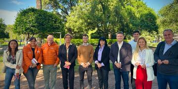 Los concejales de la ciudad en la Plaza 25 de mayo, invitando a la colecta de sangre del martes