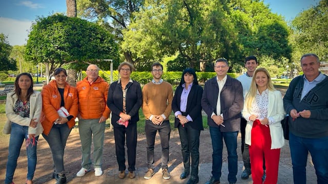 Los concejales de la ciudad en la Plaza 25 de mayo, invitando a la colecta de sangre del martes