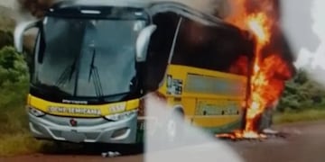 Un micro se incendió en Pozo Azul y sufrió severos daños materiales.