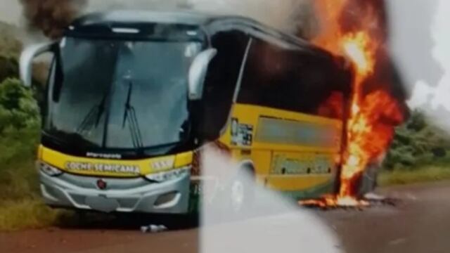 Un micro se incendió en Pozo Azul y sufrió severos daños materiales.