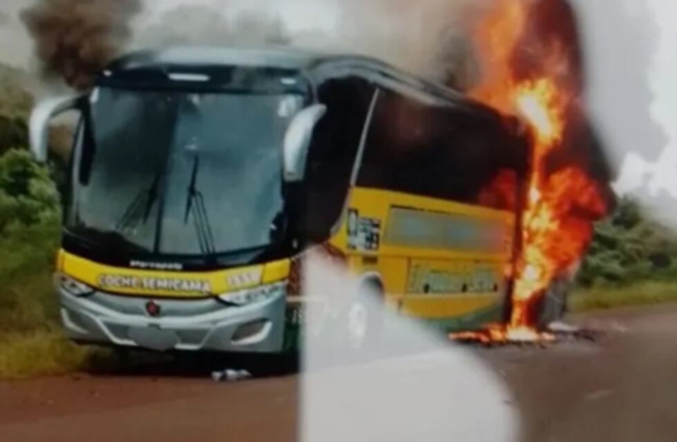 Un micro se incendió en Pozo Azul y sufrió severos daños materiales