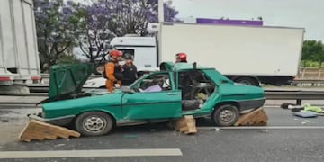 Un camión se quedó sin combustible, detuvo su marcha y un auto lo embistió.