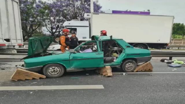 Un camión se quedó sin combustible, detuvo su marcha y un auto lo embistió.