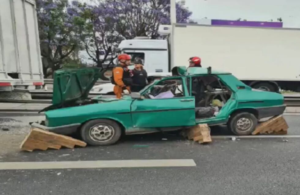 Accidente fatal en General Paz entre un auto y un camión: dos muertos y un herido