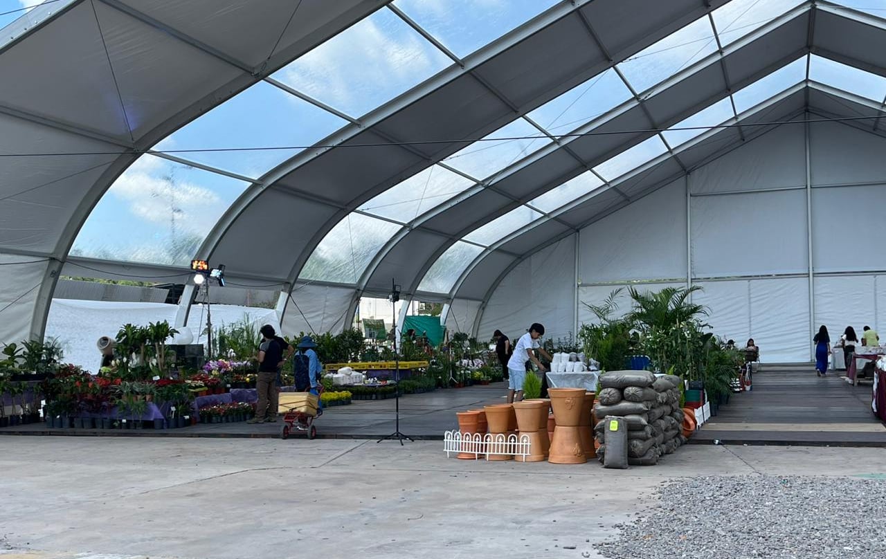 Amplias carpas y espacios abiertos son escenario adecuado para la Expo Jujuy Productiva 2025 que se realiza este viernes y sábado en la capital jujeña.
