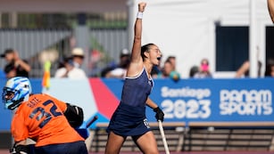 La argentina Delfina Thome celebra tras anotar el sexto gol en la victoria 8-0 contra Uruguay en el hockey sobre césped de los Juegos Panamericanos en Santiago, Chile, el jueves 26 de octubre de 2023. (AP Foto/Matías Delacroix)