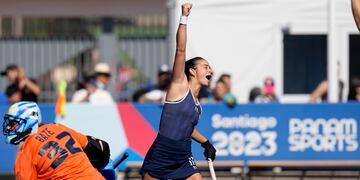 La argentina Delfina Thome celebra tras anotar el sexto gol en la victoria 8-0 contra Uruguay en el hockey sobre césped de los Juegos Panamericanos en Santiago, Chile, el jueves 26 de octubre de 2023. (AP Foto/Matías Delacroix)