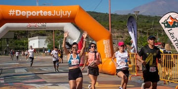 Al finalizar su participación en la maratón "Jujuy Corre" todos los deportistas recibieron su correspondiente medalla.