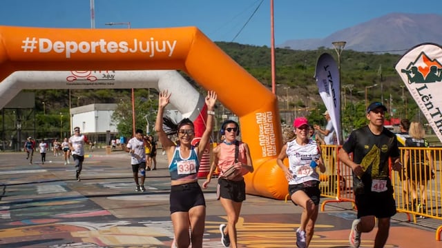 Al finalizar su participación en la maratón "Jujuy Corre" todos los deportistas recibieron su correspondiente medalla.