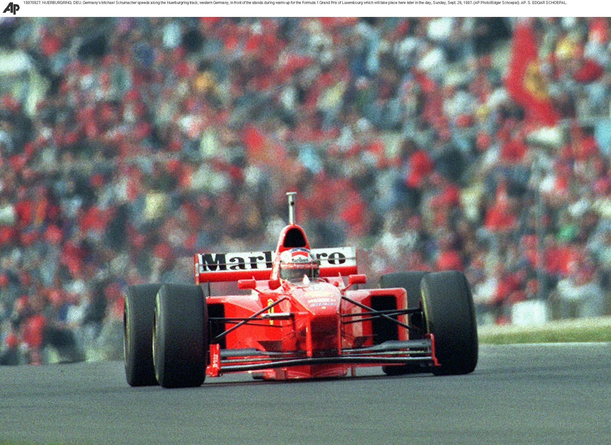 La Ferrari 310B que utilizó Michael Schumacher en 1997 y que hoy disfruta un piloto de 80 años. (AP / Archivo)