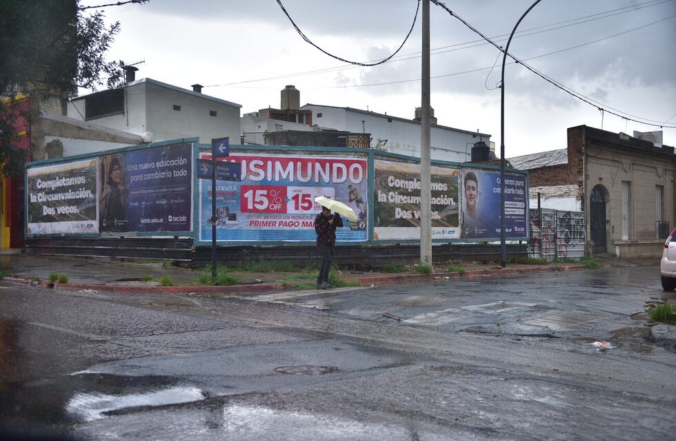 Un polémico pasacalles sorprendió a profesores y alumnos de una escuela de Córdoba