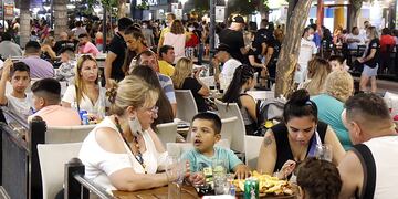 Villa Carlos Paz
Mucha gente en bares del área peatonal
Yanina Aguirre